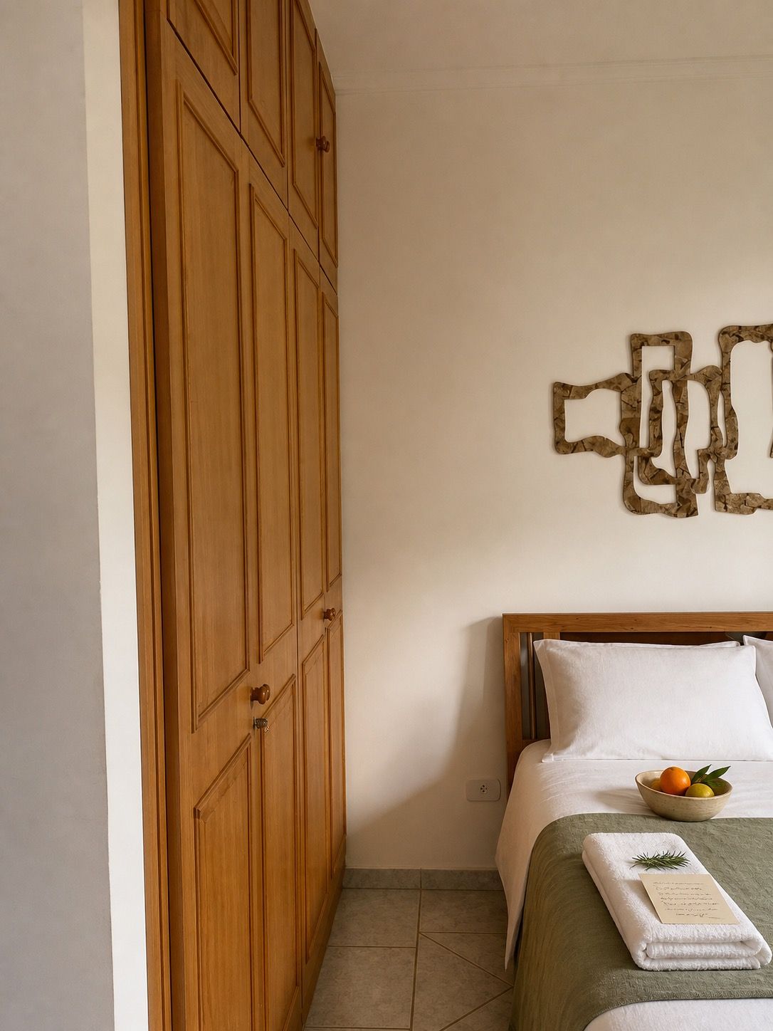 Quarto de suíte arrumado para hóspedes