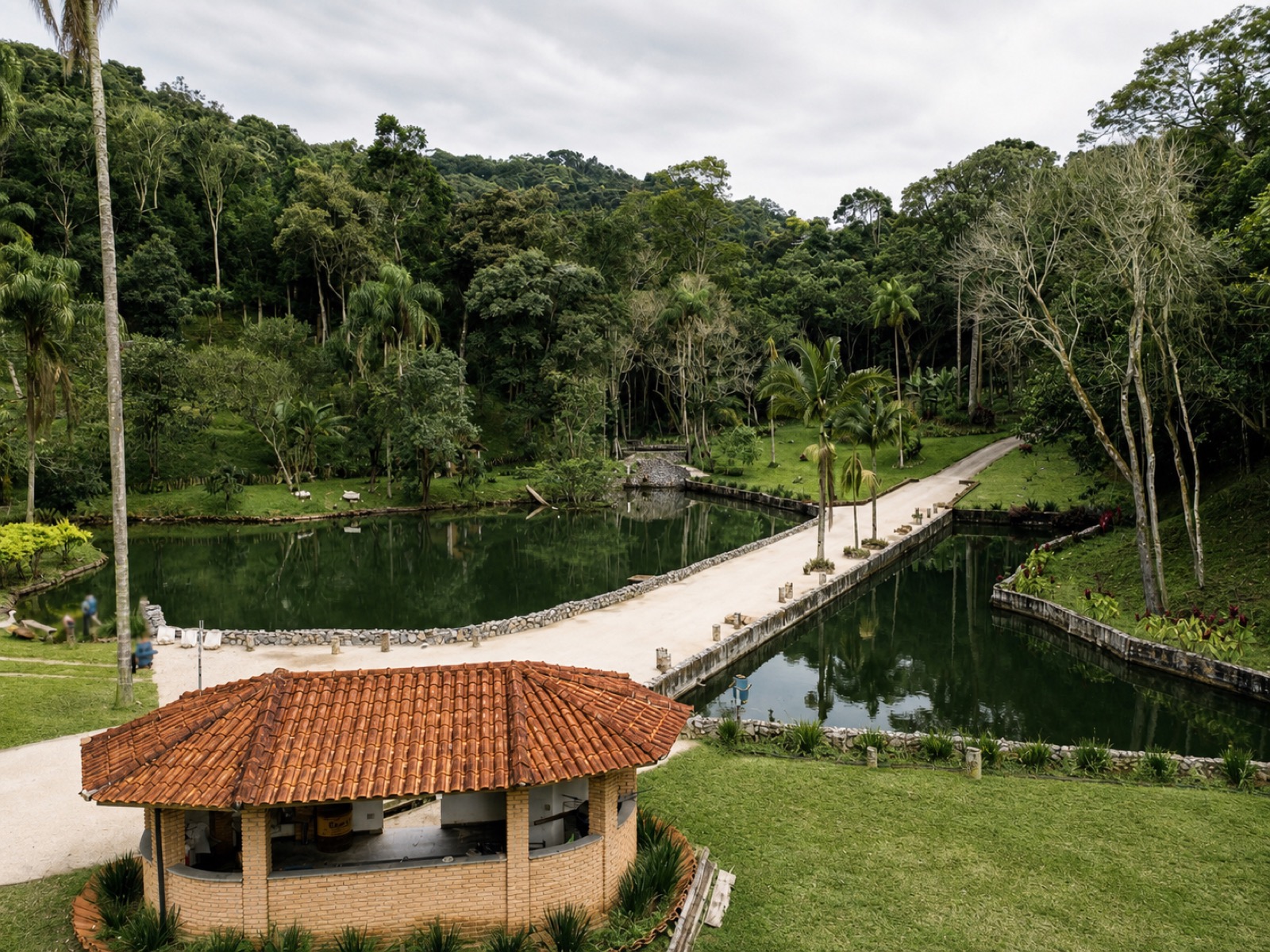 Vista aérea dos dois lagos do sítio com gazebo de telhado terracota em primeiro plano