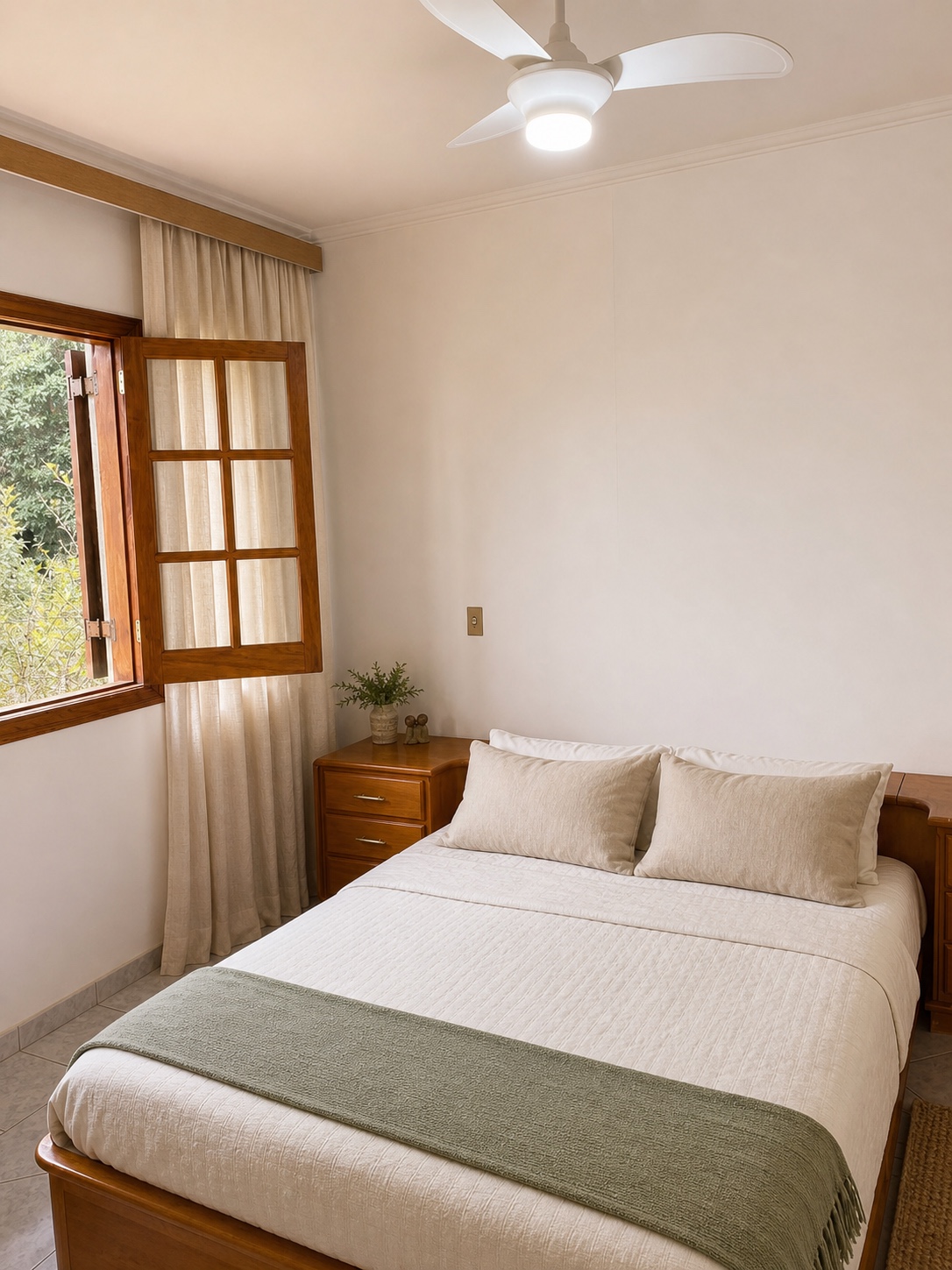 Suíte 2 Casal: cama de casal com vista da mata