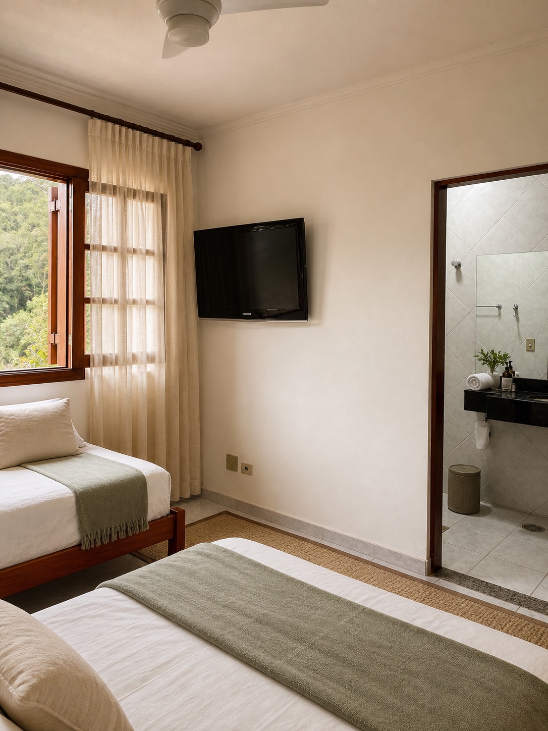 Suíte 3 vista do canto: cama de solteiro junto à janela, TV e porta do banheiro privativo